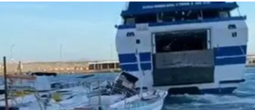 Capri, collisione al porto: motonave Caremar in uscita urta barche ormeggiate