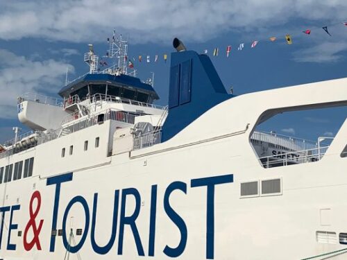 Caronte & Tourist: “Comprensibile la protesta delle popolazioni delle isole minori.  Noi come sempre aperti al dialogo e al confronto con i Sindaci e le Istituzioni per fare sintesi delle esigenze e delle aspettative delle collettività isolane, delle Istituzioni e dei vettori. Una nuova modernissima nave presto in servizio tra Milazzo e le Eolie”.￼