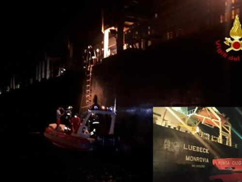 Incendio di una nave portacontainer a Catania.