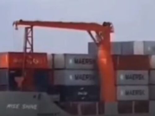 Nave Portacontainer spezzata in due: Equipaggio salvo (video)
