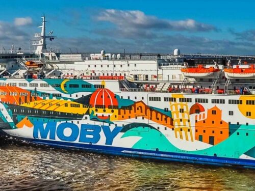 L’agente di viaggio di San Pietroburgo della compagnia di traghetti Moby SPL organizza crociere fluviali in Russia