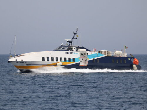 Ridotte le corse per le Eolie, sindaci e albergatori protestano: «Isole ancora piene di turisti»