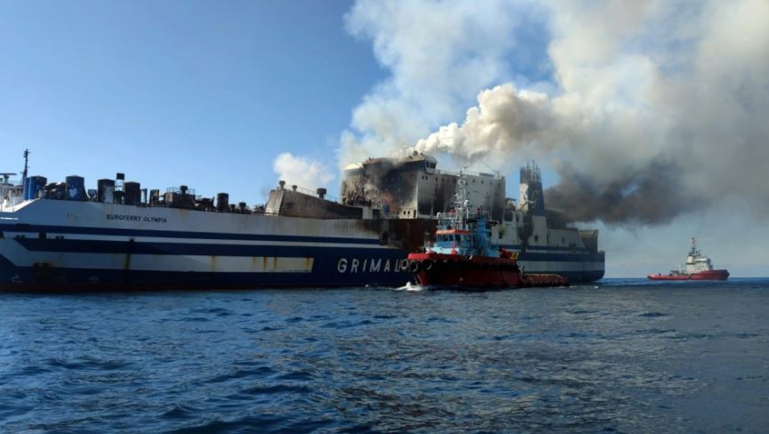 Euroferry Olympia: Proseguono le operazioni di estinzione – Almeno 140 metri cubi d’acqua pompati fuori dalla nave