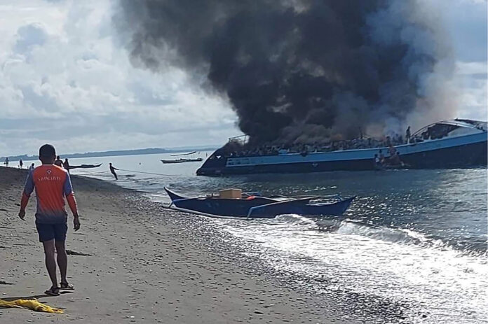 Filippine, traghetto con oltre 130 passeggeri a bordo va a fuoco: 7 morti