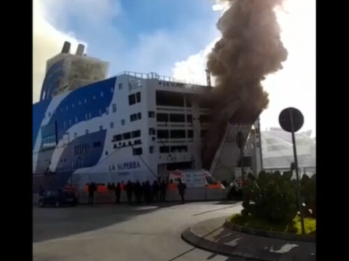 Il rogo indomabile sulla nave «La Superba» di Gnv, cosa è successo al porto di Palermo