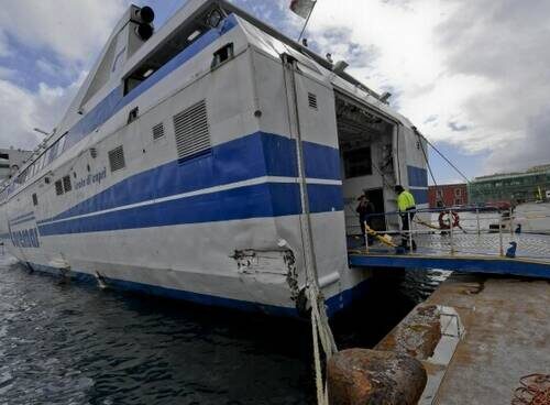 Maltempo nel porto di Procida, traghetto veloce finisce due volte contro la banchina: paura tra i passeggeri