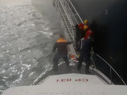 Fiumicino, SOS dalla petroliera “Atlantic Blue”: macchina dei soccorsi per due marittimi indiani
