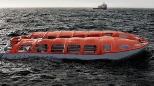 Abbandono nave con la scialuppa di salvataggio gonfiabile più grande del mondo