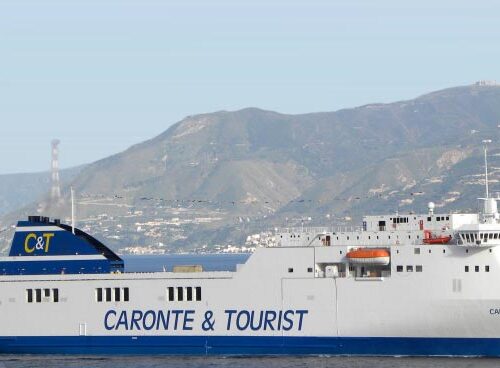 Porto Messina, autisti ed autotrasportatori letteralmente sequestrati dalla nave “DELTA” di Caronte&Tourist”
