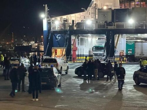 Napoli, allarme bomba su un traghetto diretto a Cagliari: evacuati i passeggeri di due navi