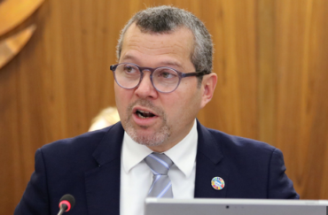 IMO, il Segretario Generale Domínguez: “Serve de‑escalation immediata e protezione dei naviganti nello Stretto di Hormuz”