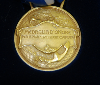 La medaglia d’onore per lunga navigazione non è stata abolita: nessuna norma sostituisce la medaglia con il brevetto