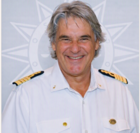 Il Comandante Vincenzo Miele conquista un primato storico in MSC: doppio 100 USPH, orgoglio di Torre del Greco